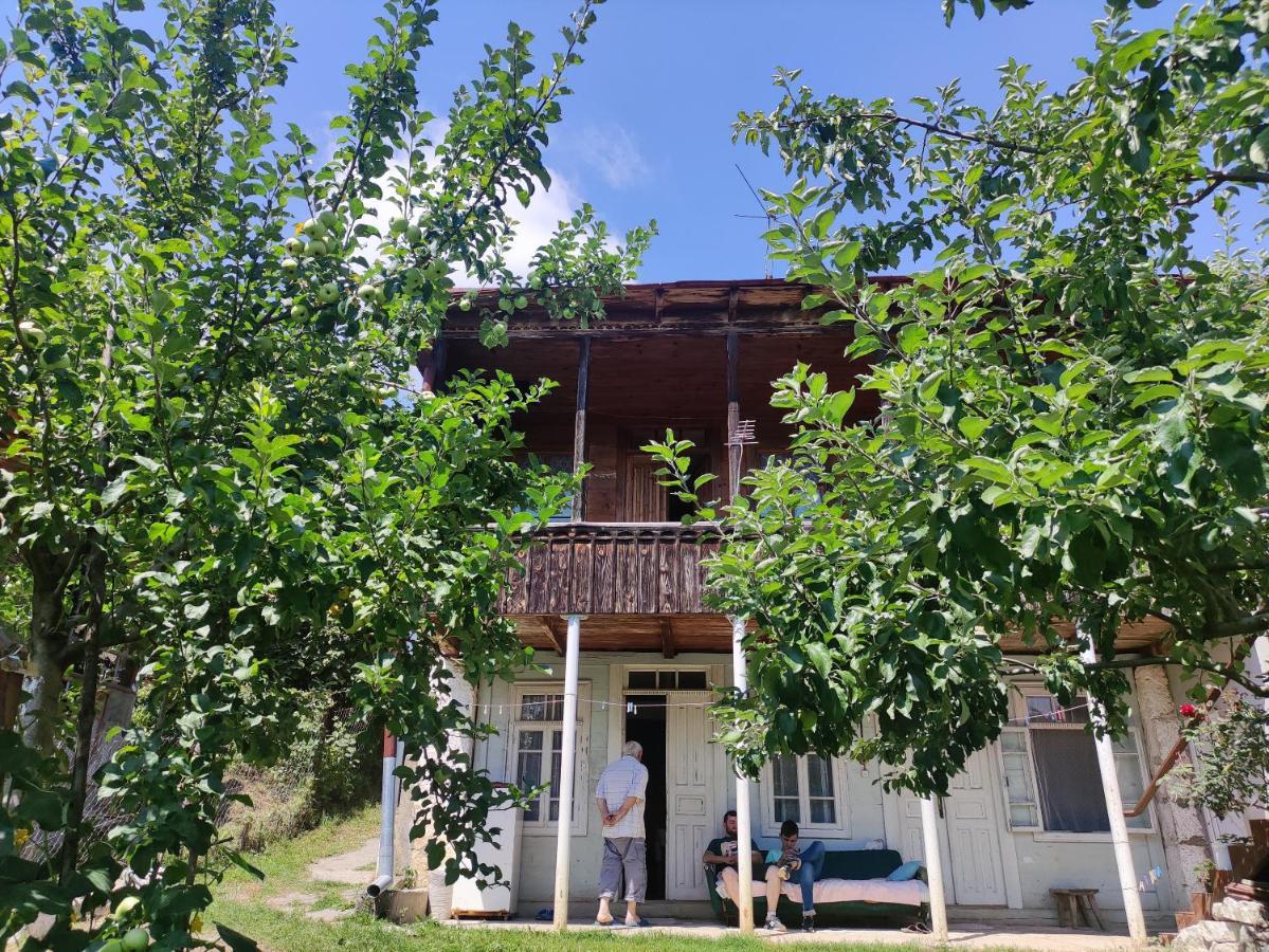 Racha Chogovadze'S Guest House แอมโบรเลารี ภายนอก รูปภาพ